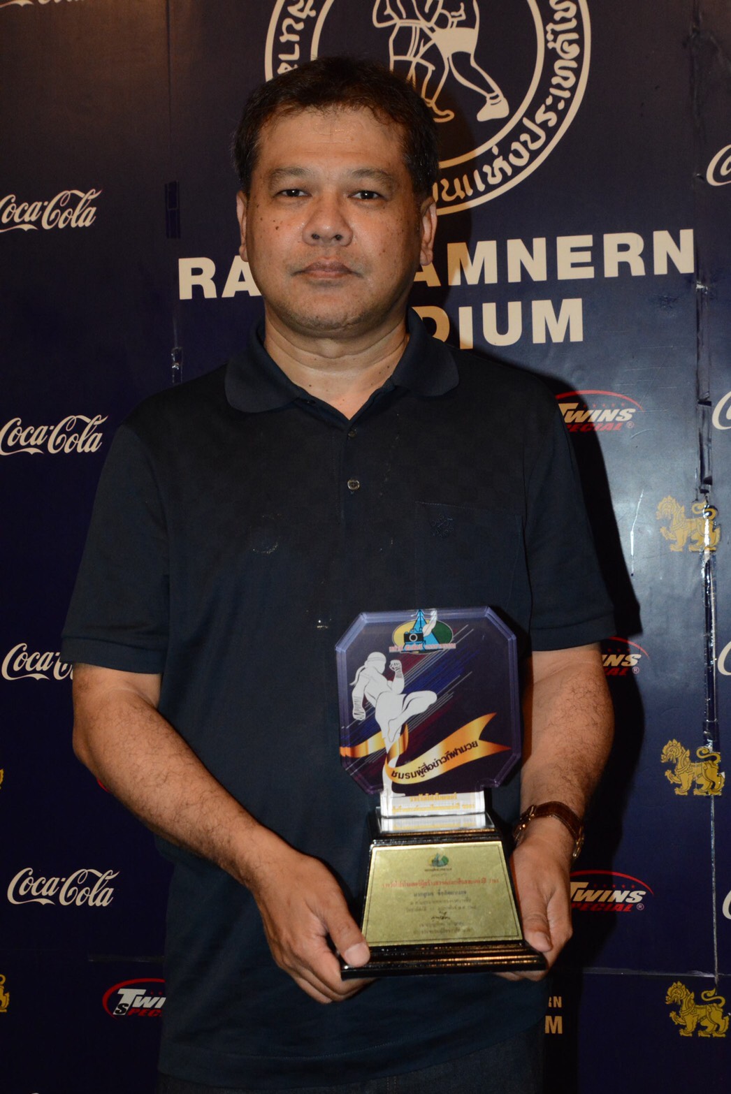 คุณสุเมธ ซื่อสัตตบงกช รับถ้วยรางวัลสื่อมวยออนไลน์ดีเด่น