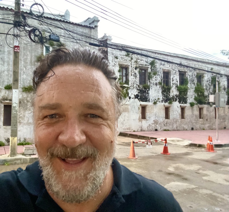 Russell Crowe มาเที่ยวไทยยิ้มร่า มองขึ้นไปบนฟ้า เจอความเด็ดจนต้องถ่ายรูปโชว์ !