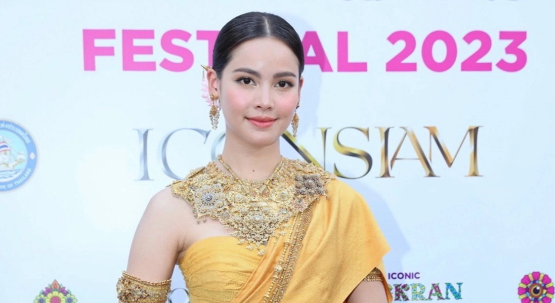 “ญาญ่า” สวยสะกด! สวมร่าง “นางสงกรานต์” ครั้งแรก เซฟโมเมนต์โดน “ณเดชน์” จุ๊บไหล่ไว้แล้ว