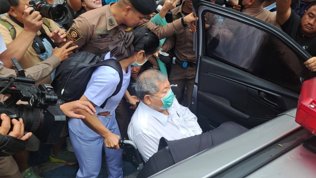 ตำรวจปฏิเสธ "เปรมชัย" ขอไปรถตู้ส่วนตัว พาขึ้นกระบะตราโล่ ส่งฝากขัง