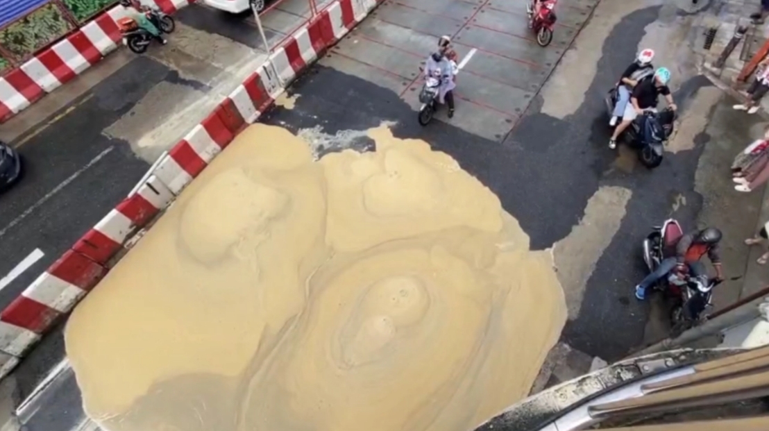 ดินโคลนผุดใต้พื้นถนนสมเด็จพระเจ้าตากสิน เจ้าหน้าที่เร่งแก้ไขหวั่นทรุดตัว