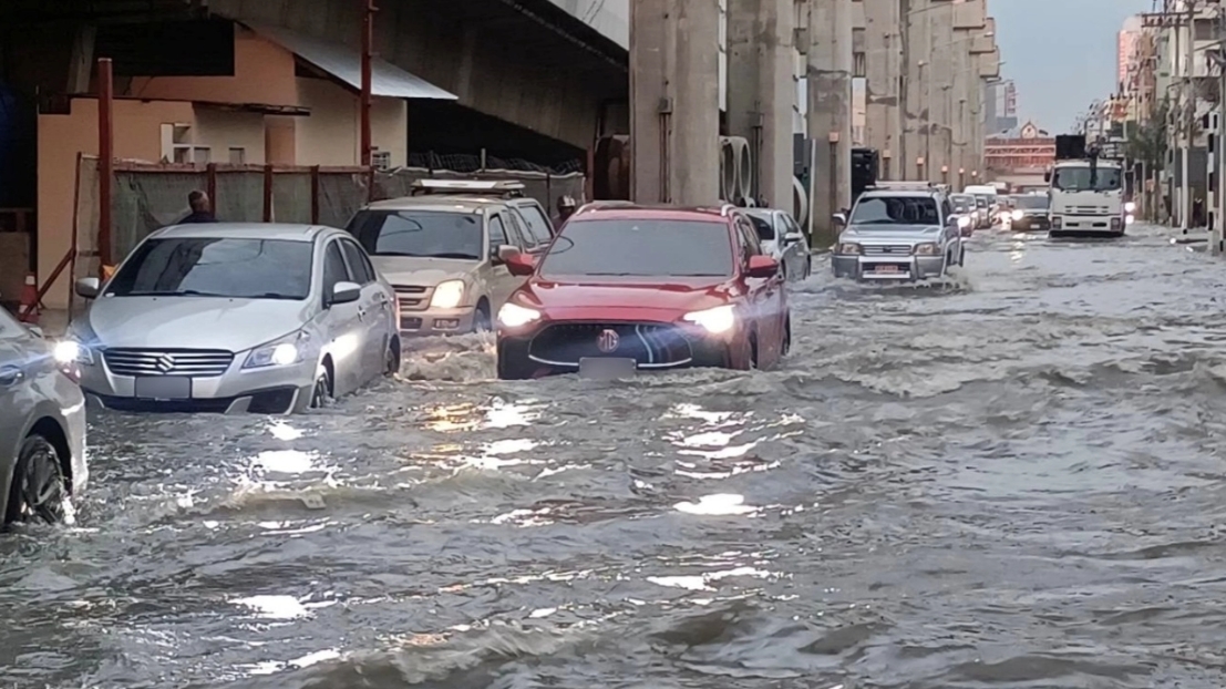 พิษฝนตกหนัก กว่า 2 ชม. "ถนนแจ้งวัฒนะ" น้ำท่วมขังเกือบตลอดสาย รถติดสะสมหลายจุด