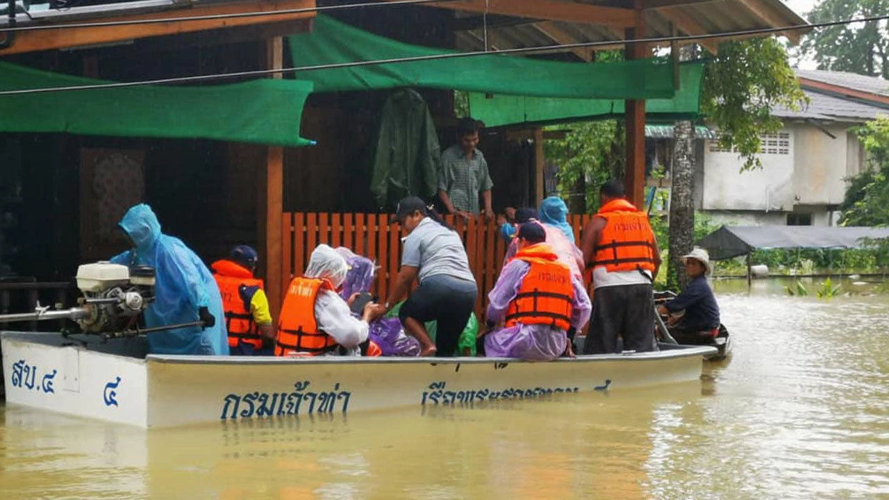 “อธิรัฐ” สั่งกรมเจ้าท่าตั้งศูนย์ช่วยผู้ประสบน้ำท่วม 9 จังหวัดใต้ 24 ชั่วโมง