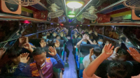 สกัดจับ "ต่างด้าวเถื่อน" นั่งมาเต็มรถบัส โดนค่าหัวคนละ 26,000-28,000