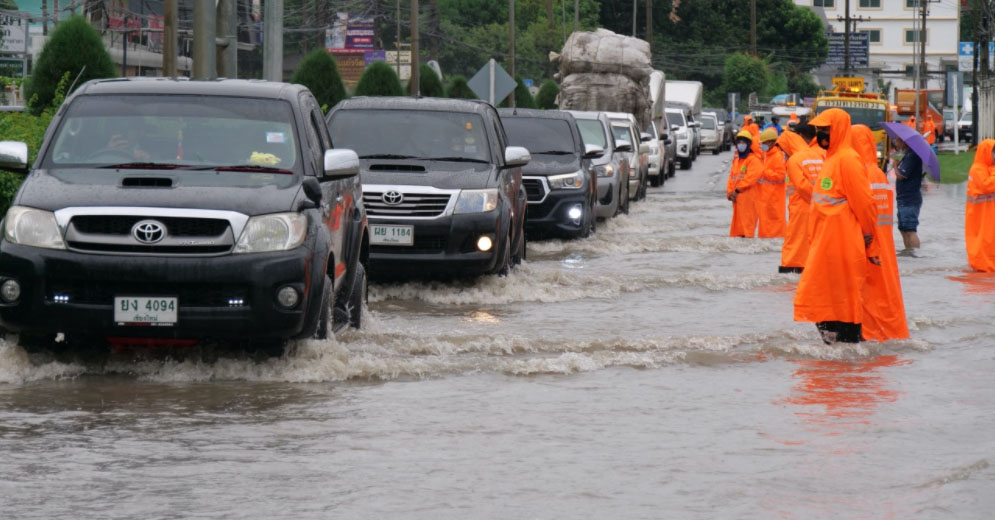 ฝนกระหน่ำเชียงใหม่หลายชั่วโมง น้ำท่วมถนนในเมือง ทำรถติด