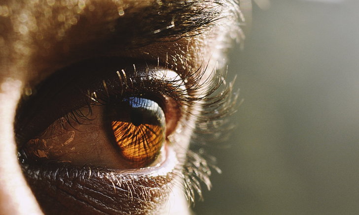Eye Floater เห็น "จุดดำ" ลอยไปมา อันตรายไหม?
