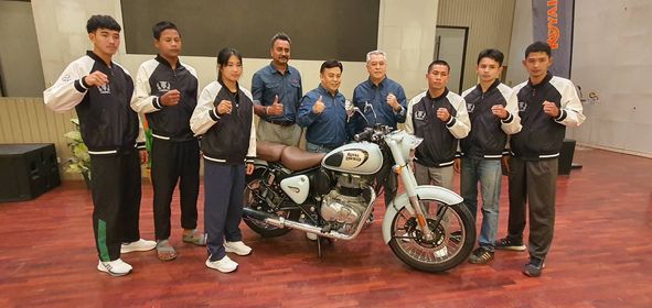 แจกรางวัลแชมป์มวยไทยรากหญ้าได้ จยย. Royal enfield+เงิน2.2 แสน