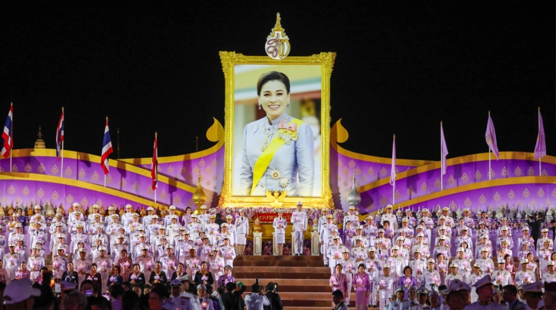 นายกฯ และคู่สมรส นำพสกนิกรจุดเทียนถวายพระพรชัยมงคล “สมเด็จพระราชินี”