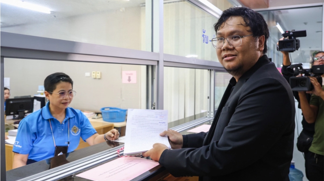 “สกนธ์” บุกร้อง กกต. ชงศาลรัฐธรรมนูญ ยุบเพื่อไทย-พรรคร่วม ปมคลิปเสียงนายกฯ