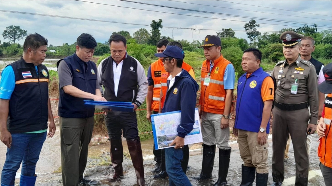 นายกรัฐมนตรี แวะมอบถุงยังชีพช่วยเหลือผู้ประสบอุทกภัยในอำเภอเมือง อุดรธานี
