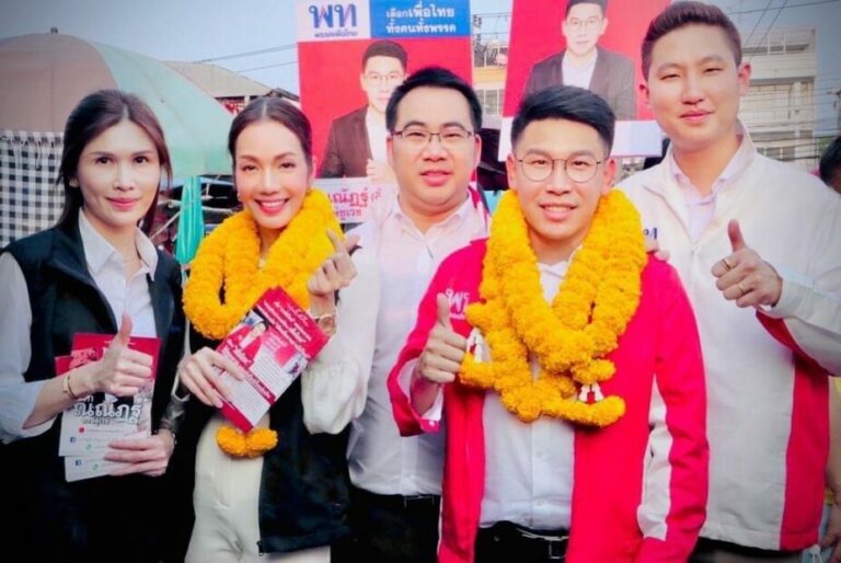 ‘พลภูมิ’ ควง ‘อ๋อม สกาวใจ-ณณัฏฐ์’ ลุยหาเสียงลาดพร้าว-วังทองหลาง. 