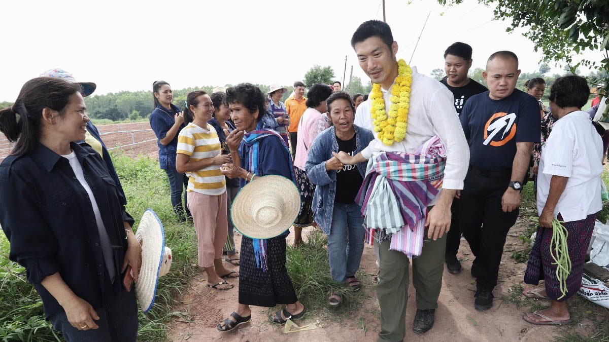 ไม่สนโดนไล่! ธนาธร ลุยอุดรฯ คุยพี่น้องเกษตรกร ชี้ถ้าการเมืองดี แก้จนได้