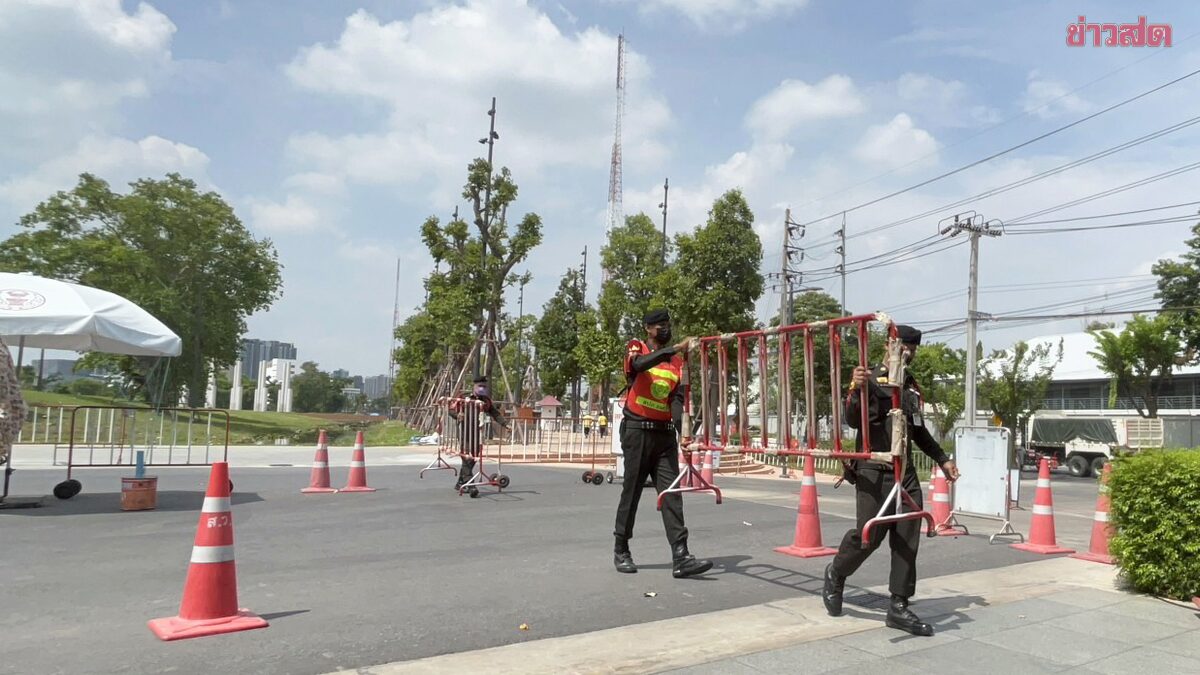ตั้งรั้วเหล็กรอแล้ว ตร.จัดกำลัง 450 นาย รับมือม็อบชุมนุมหน้ารัฐสภา จี้ ส.ว.โหวตนายก