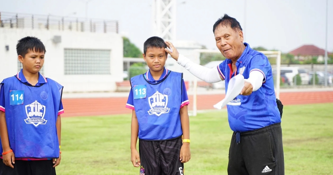 เยาวชนทั่วกรุงเทพกว่า 200 ชีวิต ร่วมฝึกฟุตบอลโครงการ TIP SPIRIT สนาม 4
