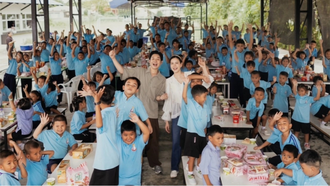 “บอย–เจี๊ยบ” จัดเต็มอาหารมื้อพิเศษให้นักเรียน จ.ปทุมธานี มอบทุนซ่อมอาคารเรียนอายุ 92 ปี