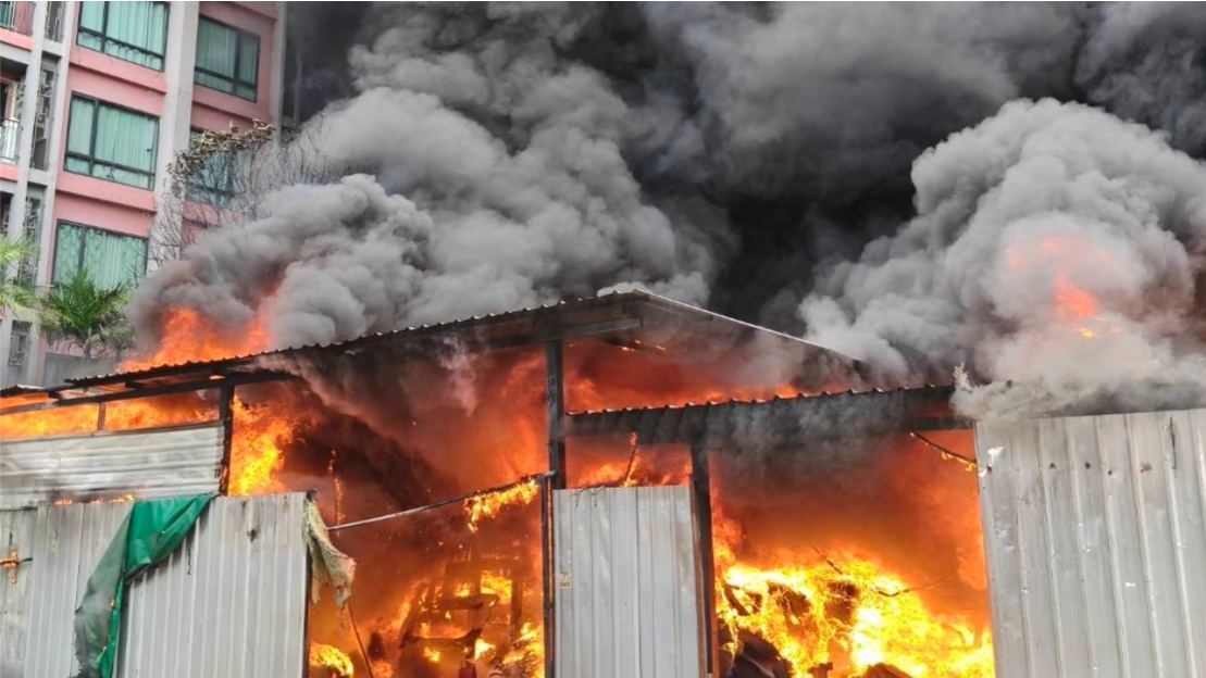 Fire at a car repair shop on Soi Ratchada 36: Latest Update—Firefighters Have Brought the Blaze Under Control