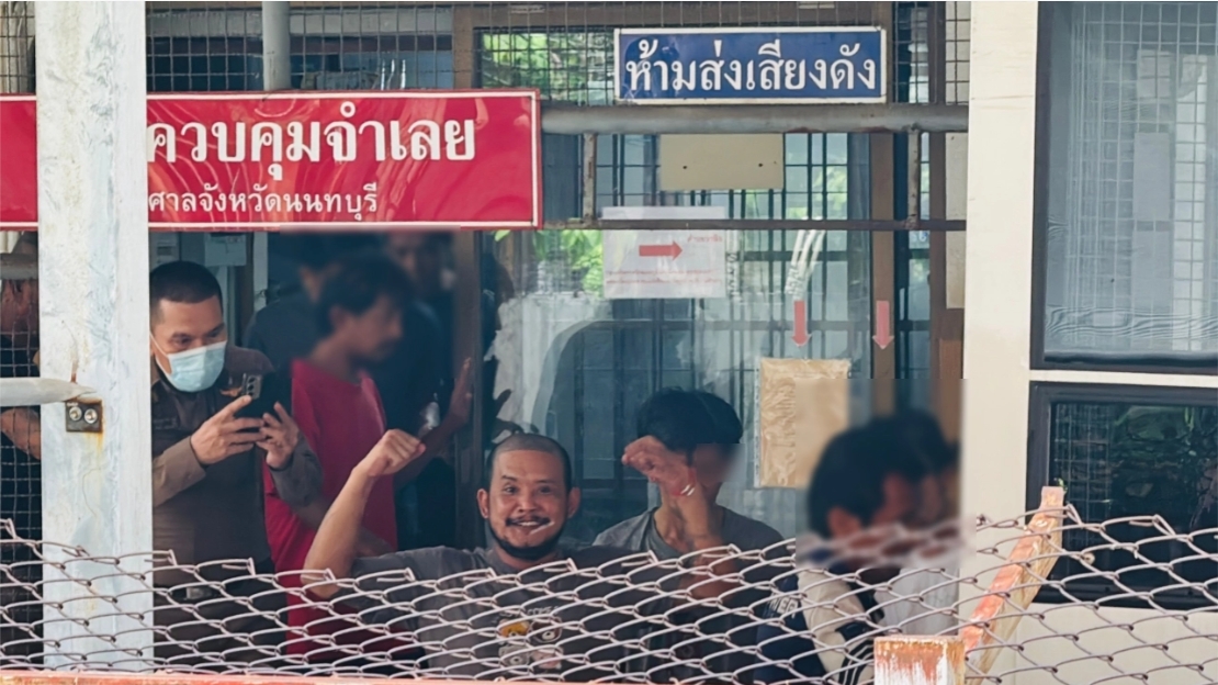 คุมตัว “เสือ ดุสิต” เข้าเรือนจำ เจ้าตัวยังยิ้มได้ เบ่งกล้ามโชว์เพื่อนที่มาให้กำลังใจ