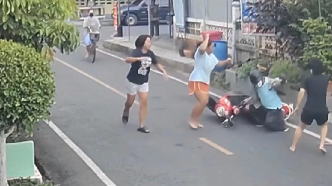 Three brave women punch a thief who snatches a 73-year-old woman's necklace, causing her to fall. The thief then flees on a motorcycle.