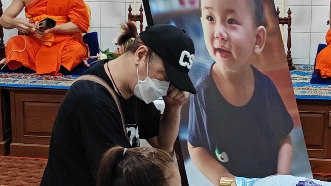 สุดเศร้า "พ่อน้องเติมฝัน" ยังทำใจไม่ได้ รดน้ำศพลูกชายวัย 2 ขวบทั้งน้ำตา