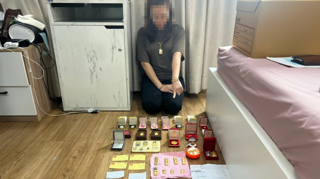 The Anti-Crime Division raided the home of Sikae, a close associate of the late Venerable Atichot, seizing 90 baht of gold and 3.5 million baht in cash.