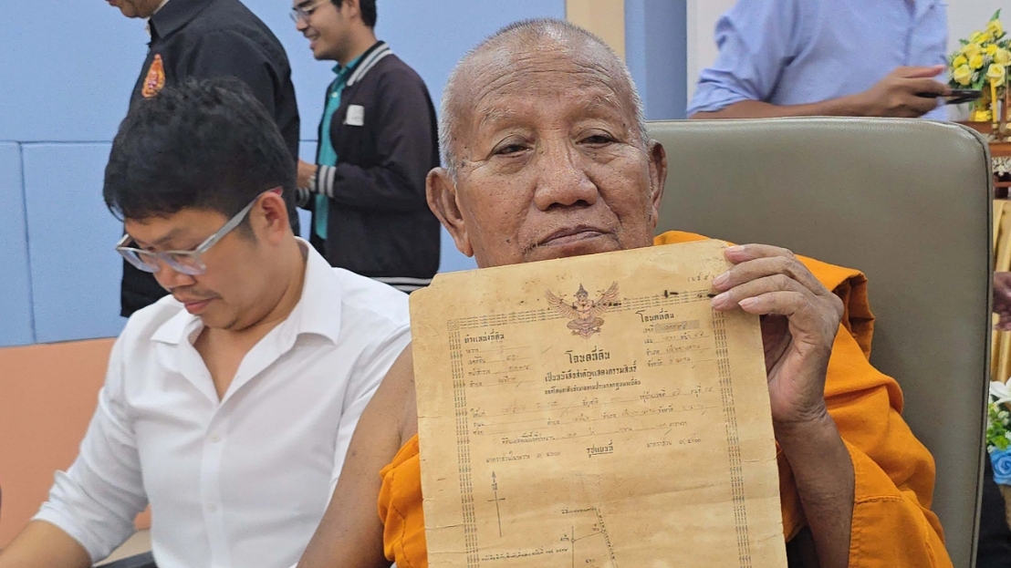 เจ้าอาวาสวัดป่าอดุลยาราม ยืนยันเจ้าของที่ดินนำโฉนดมาถวายให้วัด ไม่ใช่แค่นำมาให้ดู