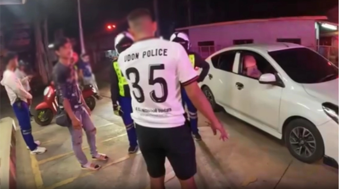 รู้ตัวชายหัวเกรียน ใส่เสื้อ UDON POLICE ทำทรงเหมือนตำรวจ ไปตบกู้ภัย ที่แท้เป็นช่างแอร์