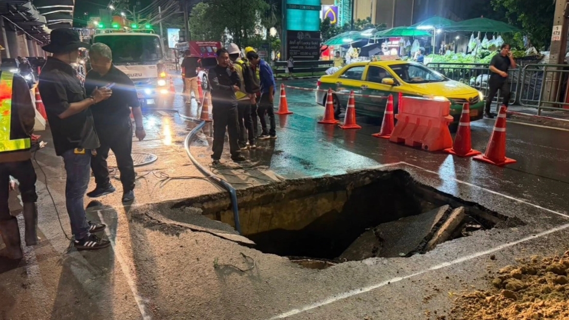 ถนนลาดพร้าวทรุดตัว ล่าสุดเจ้าหน้าที่ยังเร่งแก้ไข แนะหลีกเลี่ยงเส้นทางดังกล่าว
