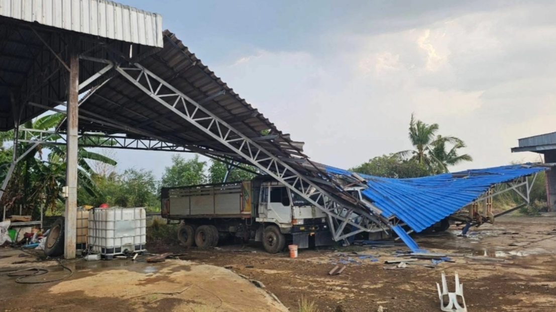 พายุฤดูร้อนถล่มเพชรบูรณ์ ลูกเห็บตกบ้านเรือนเสียหาย ฟ้าผ่าควายตาย 3 ตัว