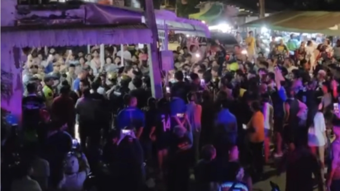 หนุ่มวัย 26 ถูกสากทุบหัวดับคา "ร้านตัดผม" เพื่อนคาใจ บุกปิดล้อมทวงความยุติธรรม