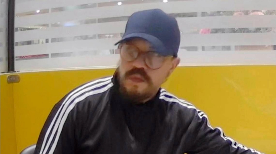 A suspect disguised as a foreigner broke into a currency exchange shop in a popular shopping mall and made off with more than 6แสนบาท