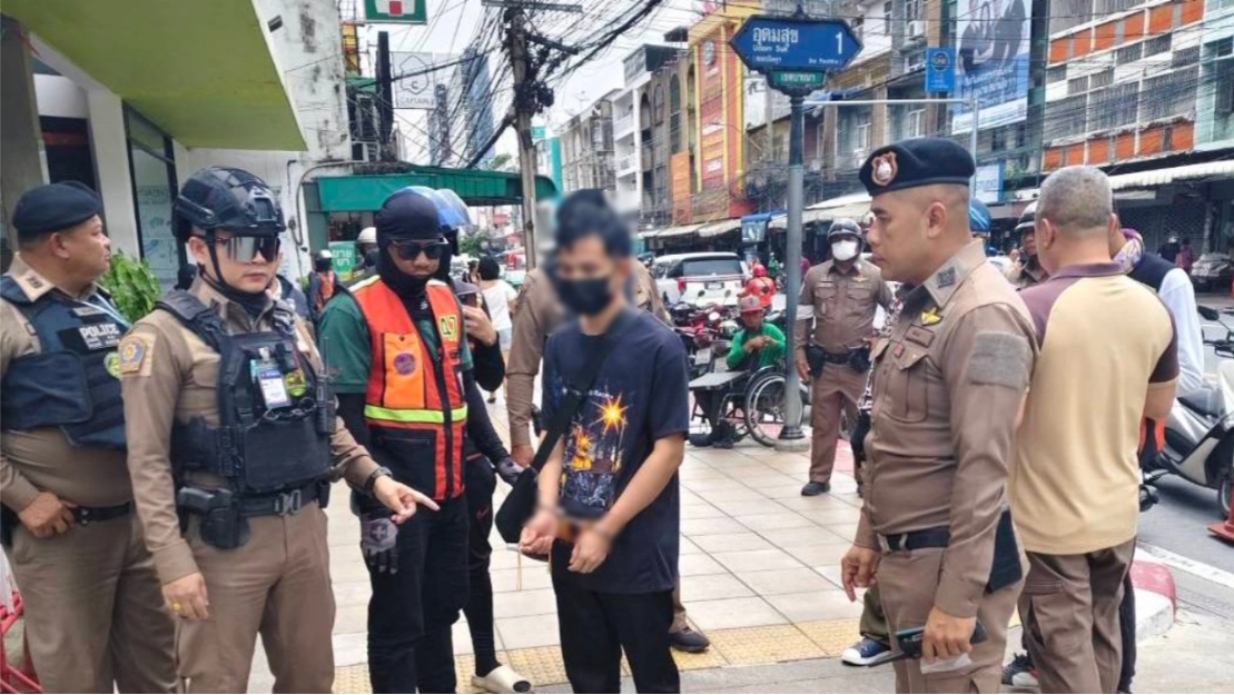 หนุ่มพม่าวิ่งราวทอง 2 บาท หนีไม่รอดถูก วิน จยย.ปากซอยอุดมสุข 1 ช่วยล็อกตัวไว้ได้