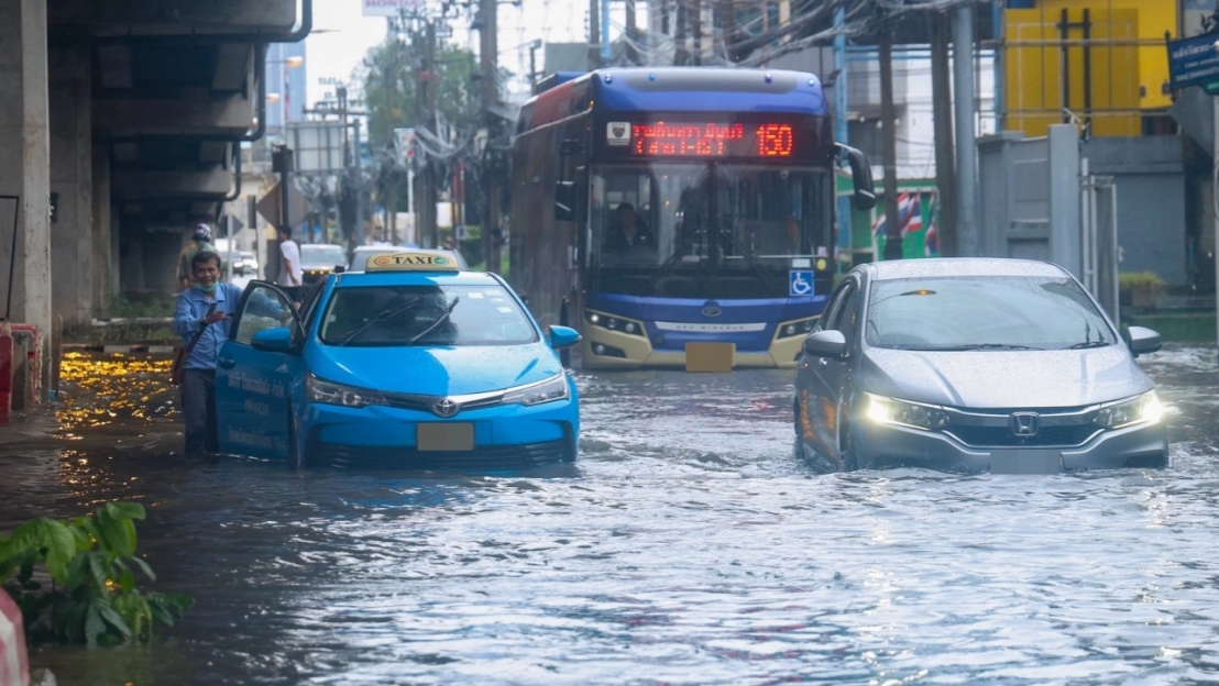 ฝนถล่มกรุงฯ ตลอดทั้งวัน หลายพื้นที่น้ำท่วมขัง กระทบการสัญจร