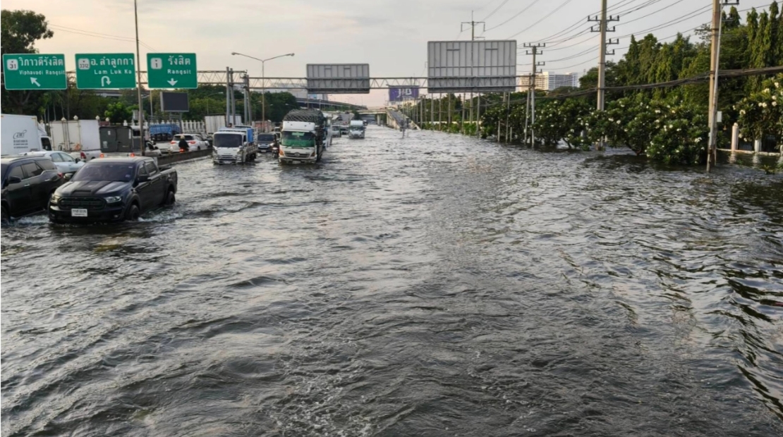 ฝนตกซ้ำ ถนนพหลโยธิน หน้าอนุสรณ์สถาน น้ำท่วมสูงเกือบเมตร รถดับหลายคัน