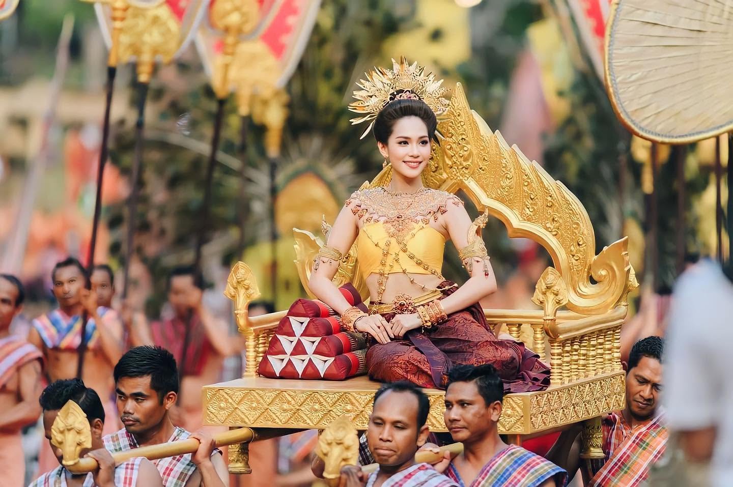 เปิด 15 ลุคชุดไทยของ "บิ๊นท์ สิรีธร" แม่ครูบุหลัน ข่มขลัง งดงามสะกดใจเหมือนต้องมนต์