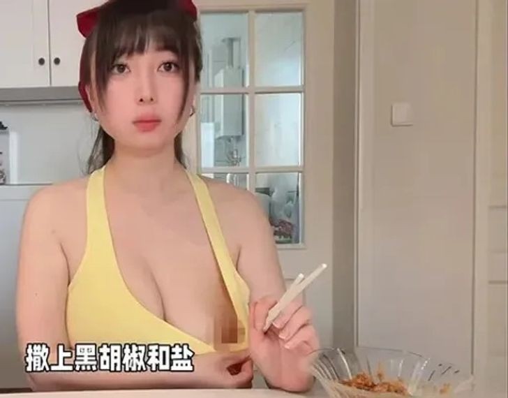 หลุดโฟกัสแรงมาก! ไอดอลสาวไลฟ์กินแซลมอน แต่จู่ๆทำไมเสื้อเป็นงั้น...ถกสนั่นจงใจไหม?