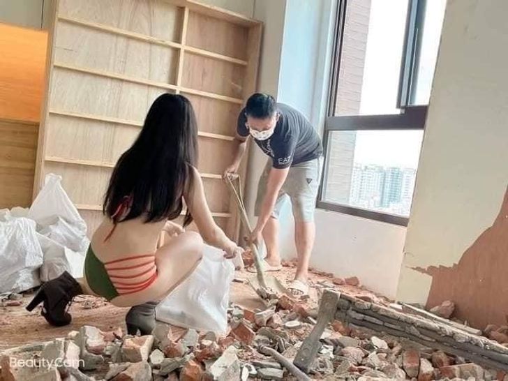 ทำงานไซต์แน่นะ? ไวรัลสาวสลัดชุด ใส่ส้นสูง ลุยขนปูน ชาวเน็ตแซว สงสัยกลัวชุดเลอะ