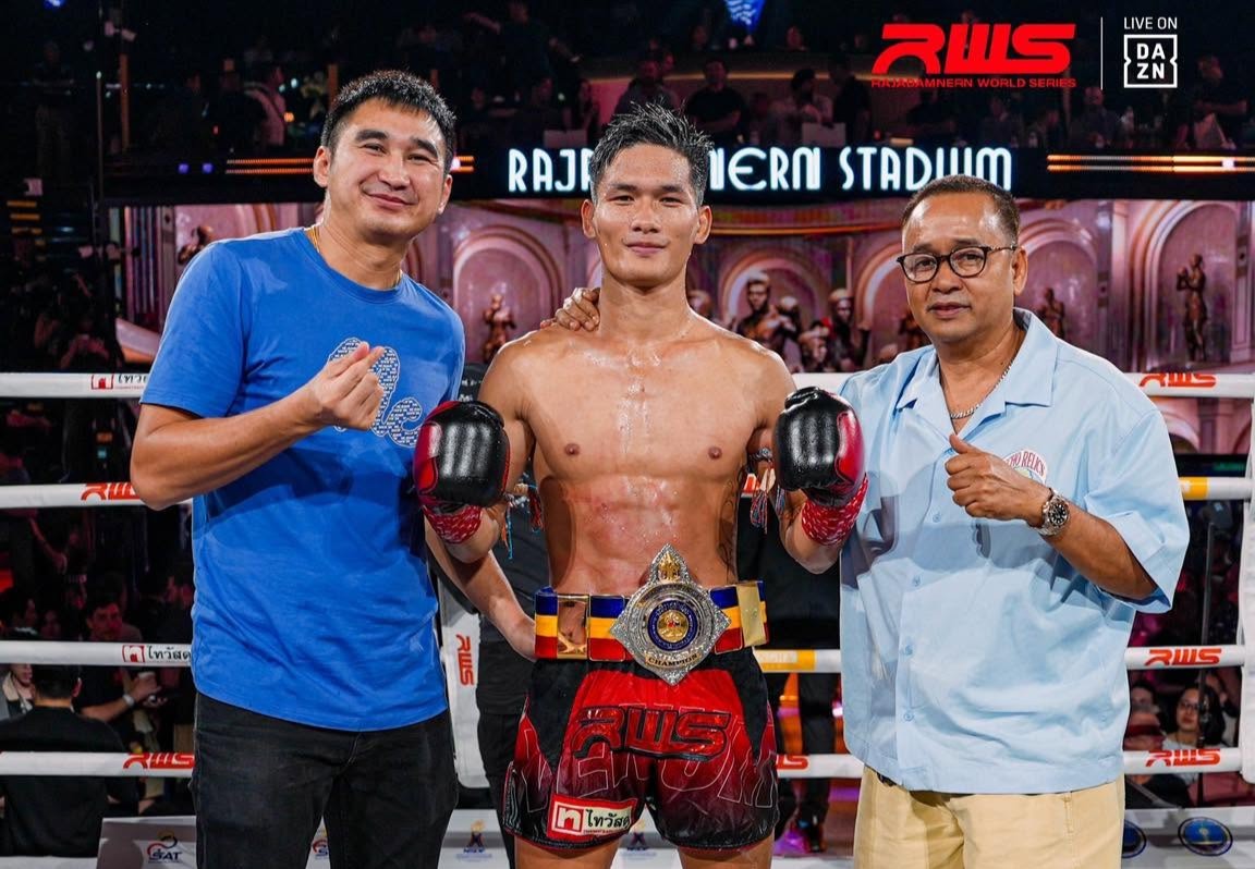 "สมิงเดช" ดักศอก-หวดซ้าย ถลุง "ฟลุ๊คน้อย" คว้าแชมป์ RWS รุ่น 135 ปอนด์