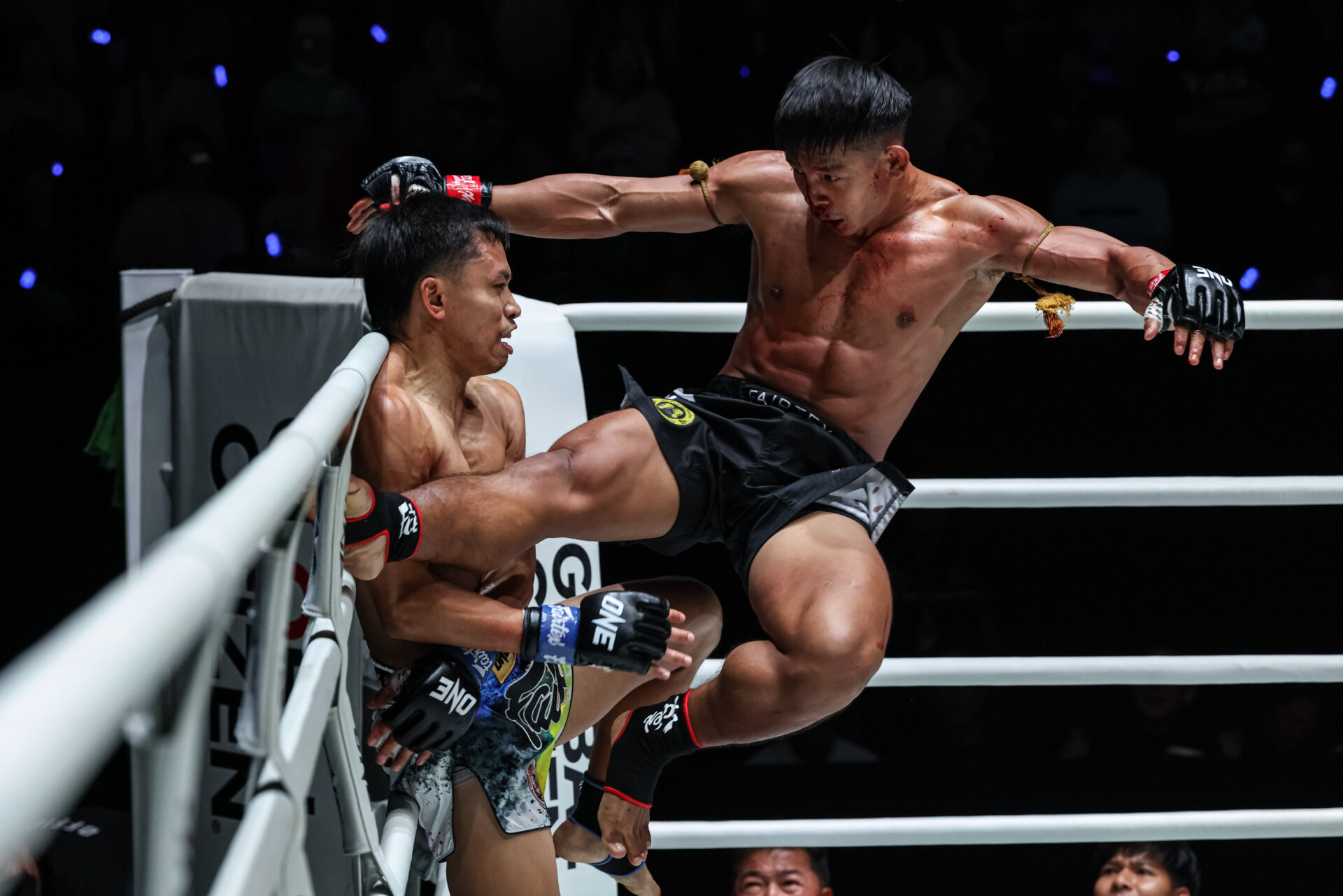 'Banluelok' puts on a dazzling display to defeat 'Tongchai Noi' by points!
