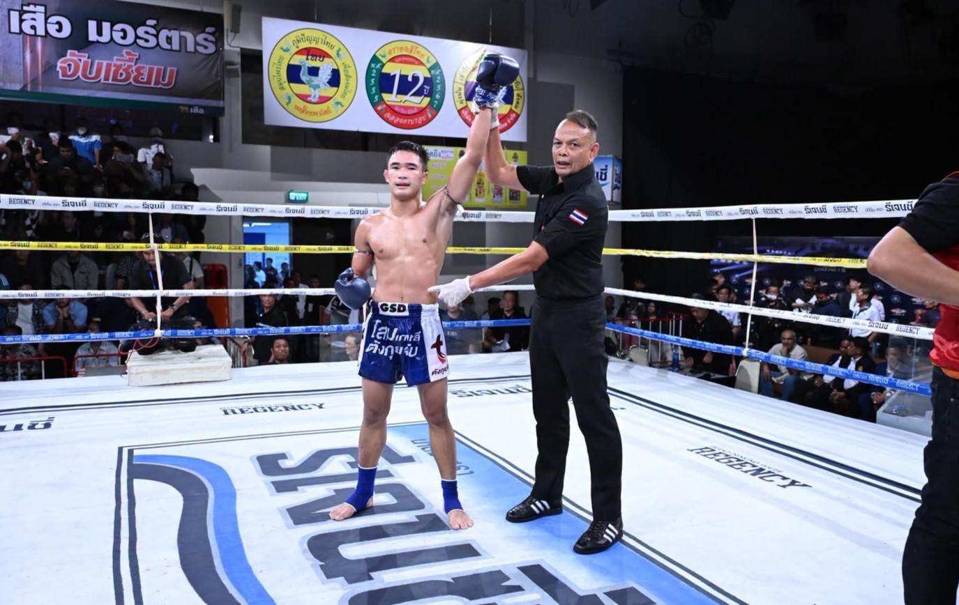 Phet Apichat knocked out Kao Larn with an elbow in the third round of the main event of Muay Thai 7HD.