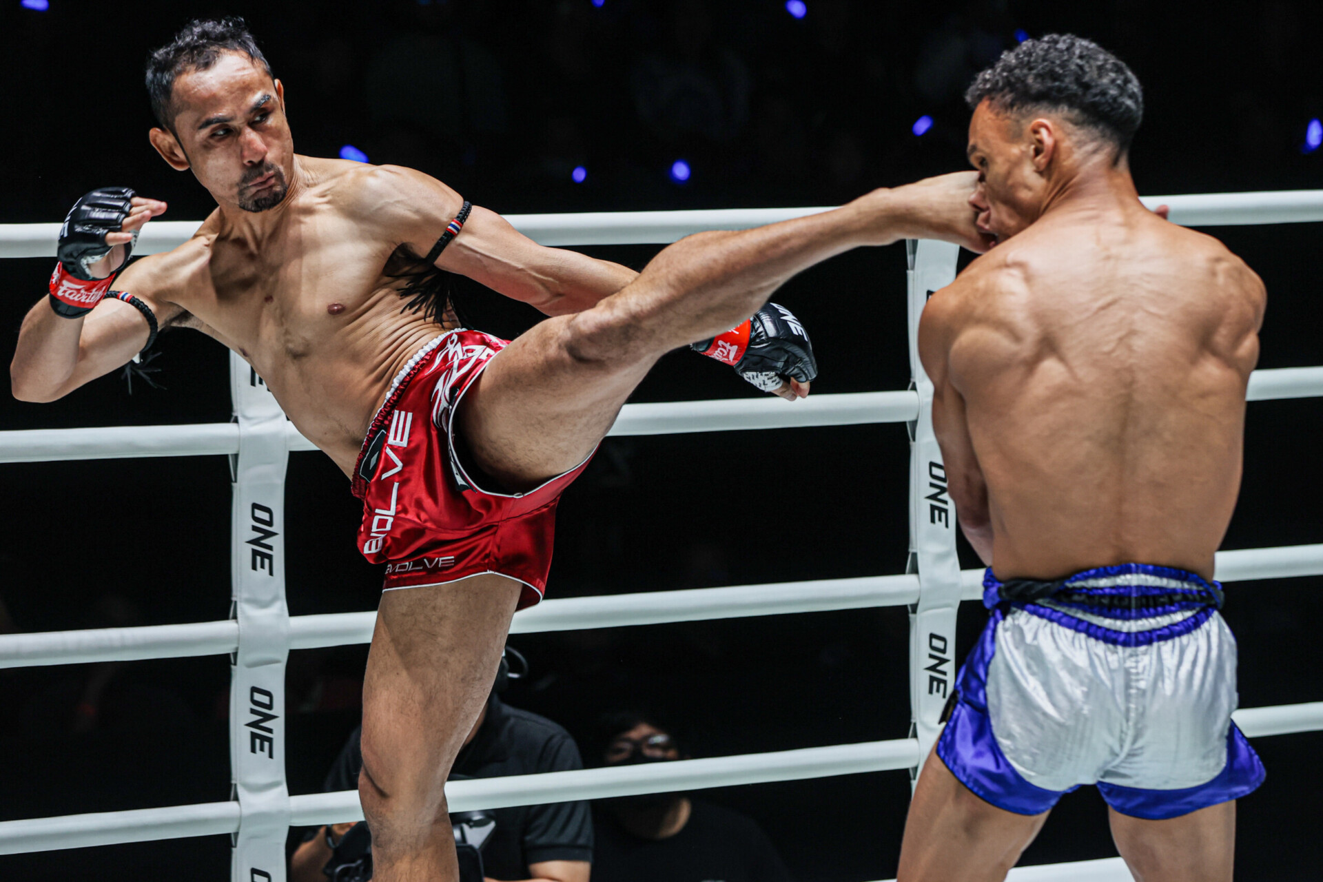 เก๋าเอาอยู่! "สามเอ" เตะก้านคอดับสด "เอลเมห์ดี" ศึก ONE Fight Night 42