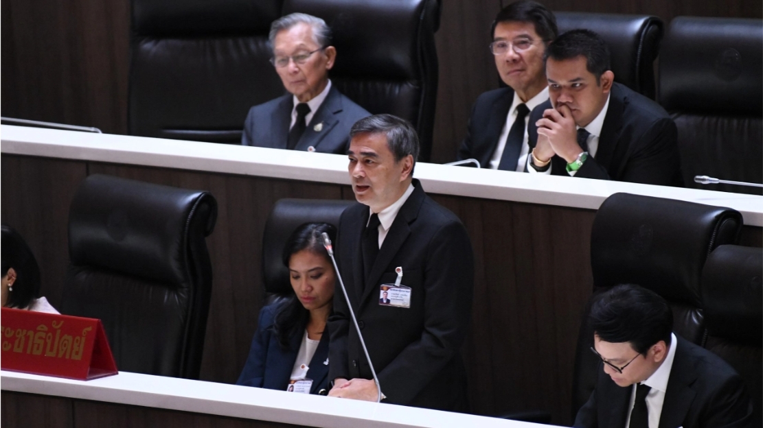 “อภิสิทธิ์” ซัด ประธานสภาฯ ถ่วงญัตติดับไฟใต้-หนีวาระ กกต. เลื่อนญัตติอื่นมาแทน