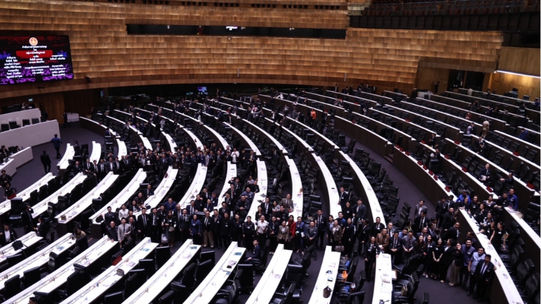 The House of Representatives has passed the draft budget for fiscal year 2570 on its third reading by a vote of 338 to 144.