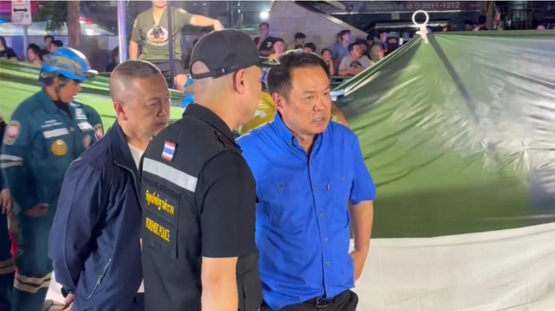 “อนุทิน” รุดดูจุดเพลิงไหม้ลาดพร้าว เผยมีผู้เสียชีวิต 27 ราย คาดมีควันออกจากคัตเอาท์ตรงเวที