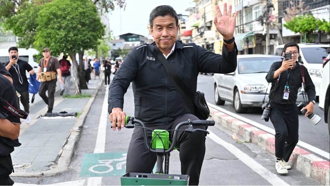 “ชัชชาติ” ปั่นจักรยาน Bike sharing ออกจากศาลาว่าการกรุงเทพมหานคร บอกพบกันใหม่วันสมัครผู้ว่าฯกทม.