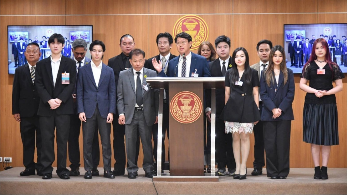 “คริส” นำทีมสมาชิกพรรคเศรษฐกิจ ประกาศจุดยืน “พรรครัฐบาลฝ่ายตรวจสอบ”