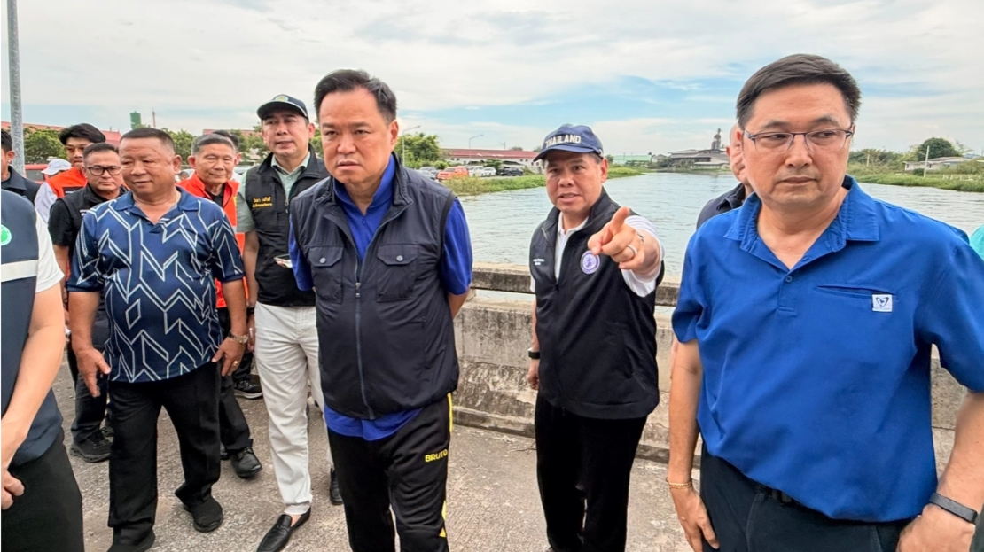 “อนุทิน” บินด่วนติดตามสถานการณ์น้ำท่วมสุพรรณบุรี พร้อมให้กำลังใจประชาชน
